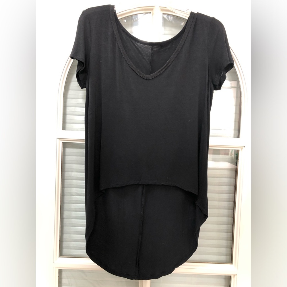 🖤 Black High-Low Hem Top.